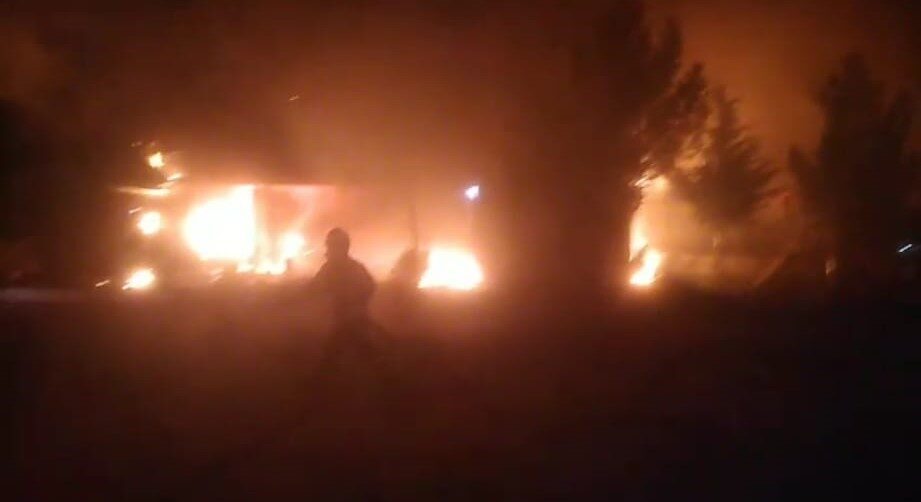 Batman'da bir restoranda sabaha karşı belirlenemeyen bir nedenle yangın çıktı.