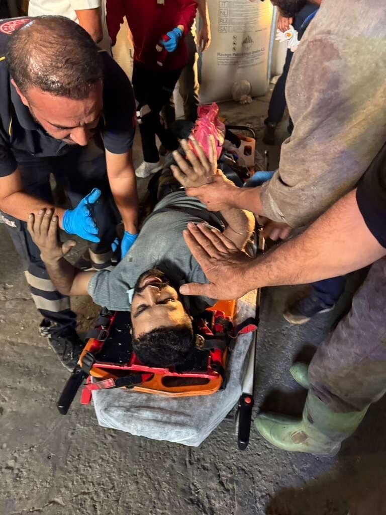 İkiztepe’deki geri dönüşüm fabrikasında işçi helezon makinesine sıkıştı, sağlık ekipleri müdahale etti.