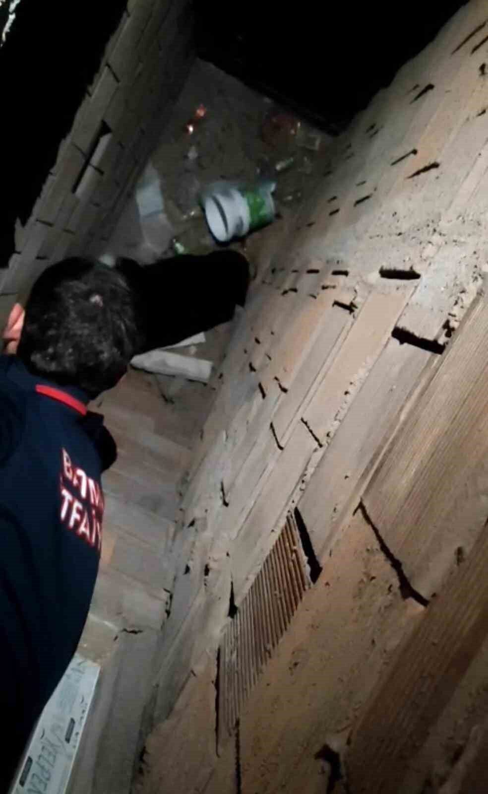 Batman'da bir binanın havalandırma boşluğuna düşen bir kedi, itfaiye ekiplerinin