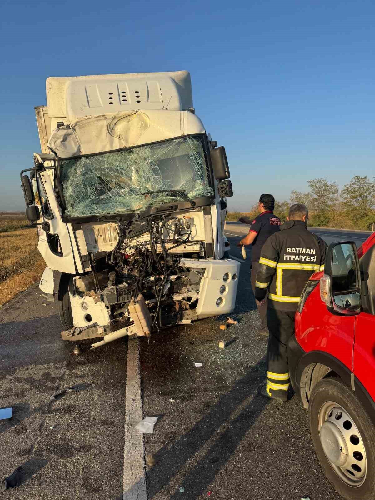 Batman'da iki tırın çarpışması sonucu bir kişi yaralandı. Sinan köyü
