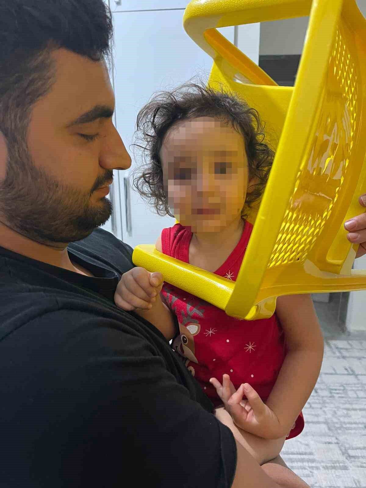 Batman'da, oyun oynarken kafası plastik sandalyeye sıkışan küçük bir çocuk,