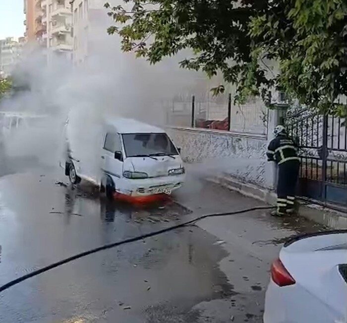 Batman'ın Fatih Mahallesi'nde park halindeki 72 AD 635 plakalı minibüs,