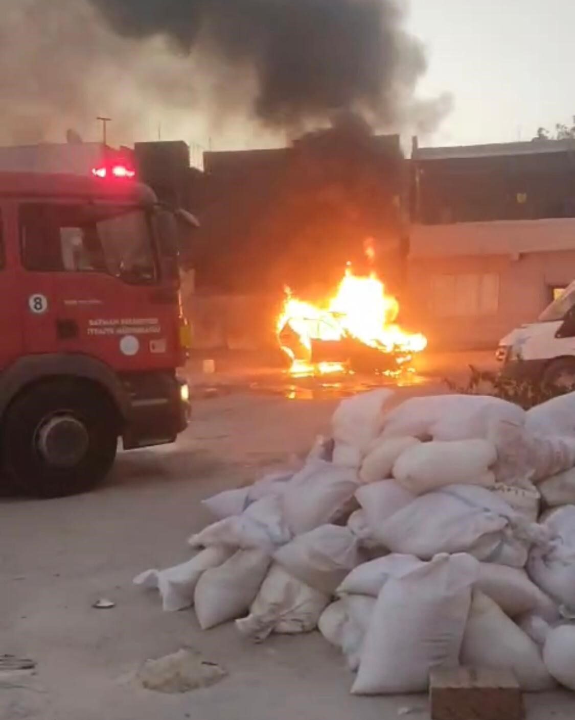 Batman'ın Cumhuriyet Mahallesi'nde park halindeki bir otomobil aniden yandı. Olay