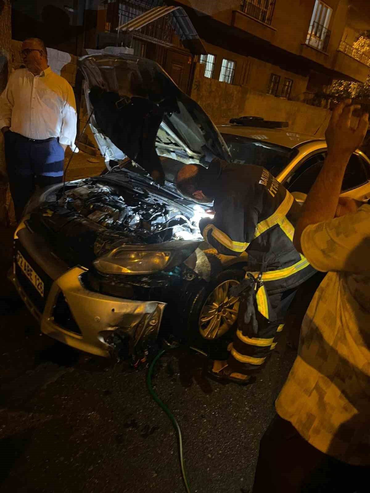 Batman'ın Çamlıca Mahallesi'nde park halindeki bir araç aniden alev aldı.