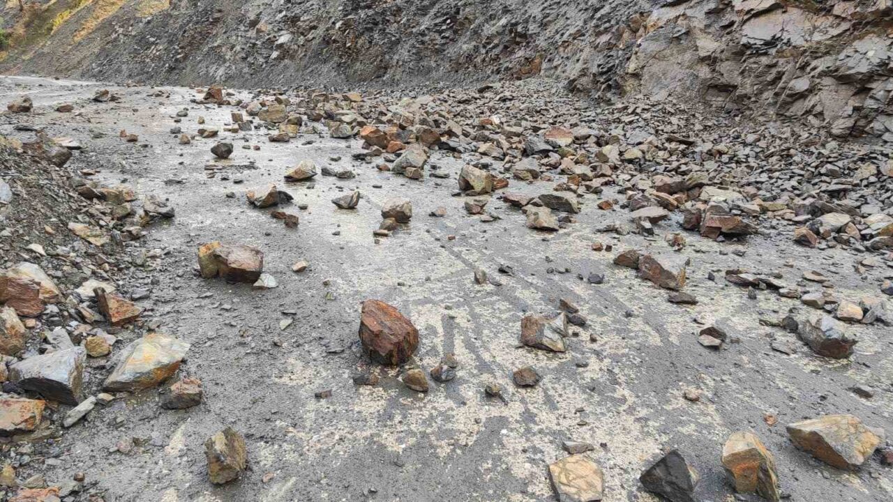 Batman’ın Sason ilçesinde etkili olan yağışlar, 40'tan fazla köy ve