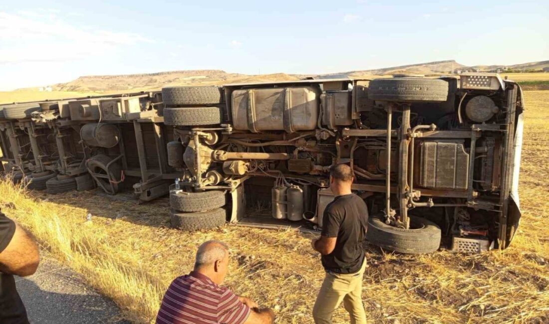 Batman'da Bayraklı köy yolunda bir tırın yan yatması sonucu meydana