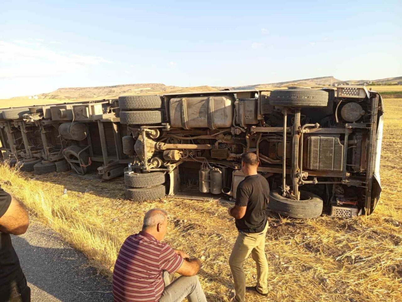 Batman'da Bayraklı köy yolunda bir tırın yan yatması sonucu meydana