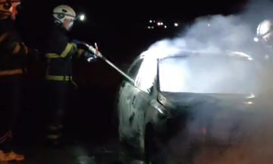 Batman’da Seyir Halindeki Araçta Yangın Çıktı, İtfaiye Ekipleri Hızla Müdahale Etti Batman'da seyir halindeki bir otomobilin motor kısmında yangın çıktı. Sürücü