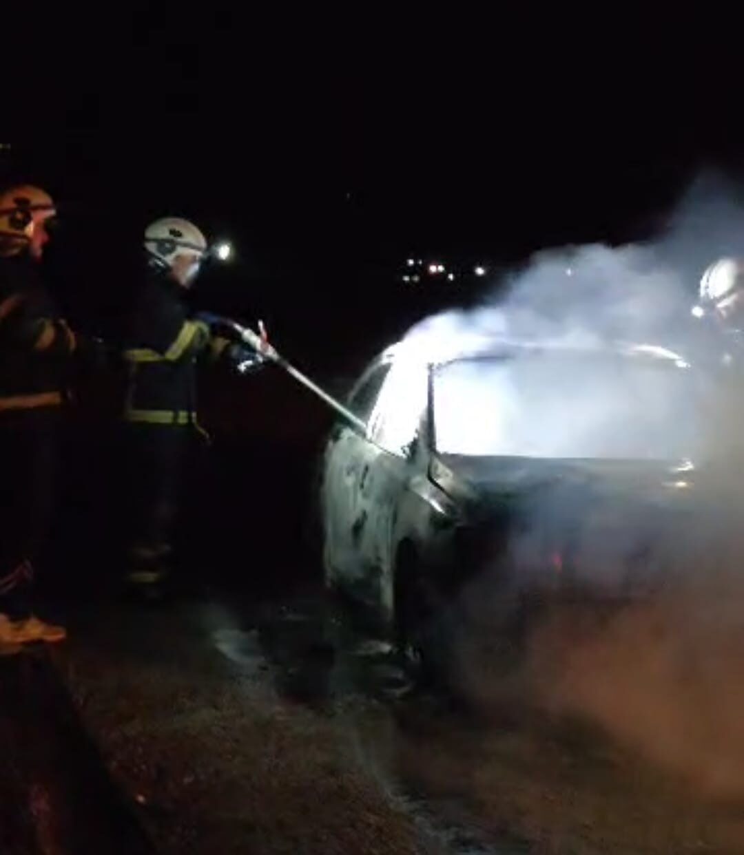 Batman'da seyir halindeki bir otomobilin motor kısmında yangın çıktı. Sürücü