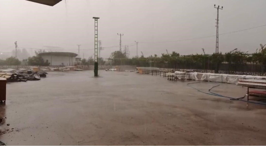 Batman’ın Sason ilçesinde etkili olan şiddetli sağanak yağış, cadde ve