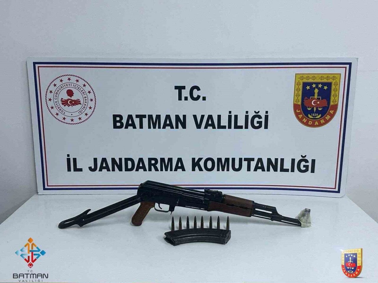 Batman'da jandarma ekipleri, kaçak silah ticareti yapan V.E. ve M.B.'yi