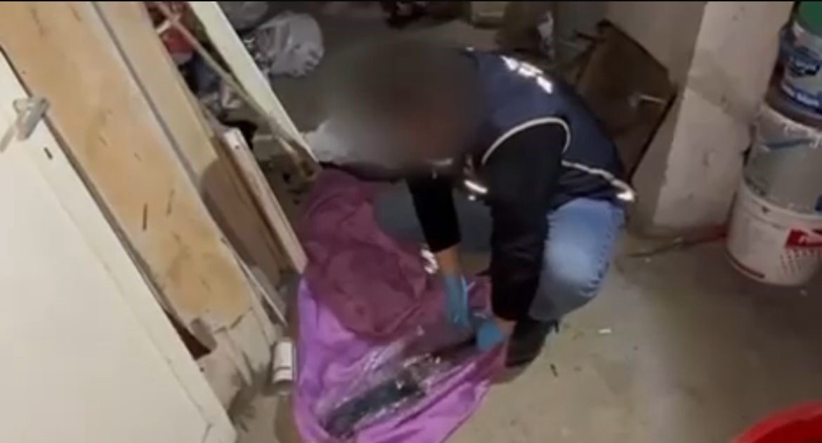 Batman'da düzenlenen operasyonda, silah kaçakçılarına ait 1 Kalaşnikof tüfek ve