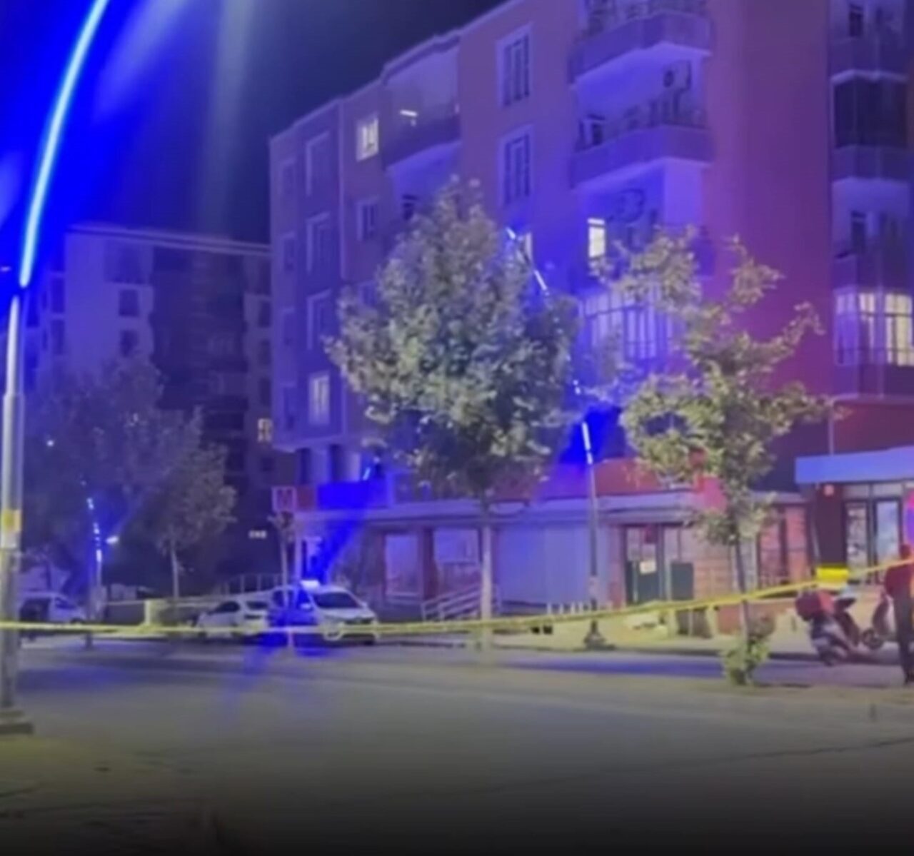 Batman'da Belde Mahallesi'ndeki bir iş yerinin önüne bırakılan şüpheli poşet,