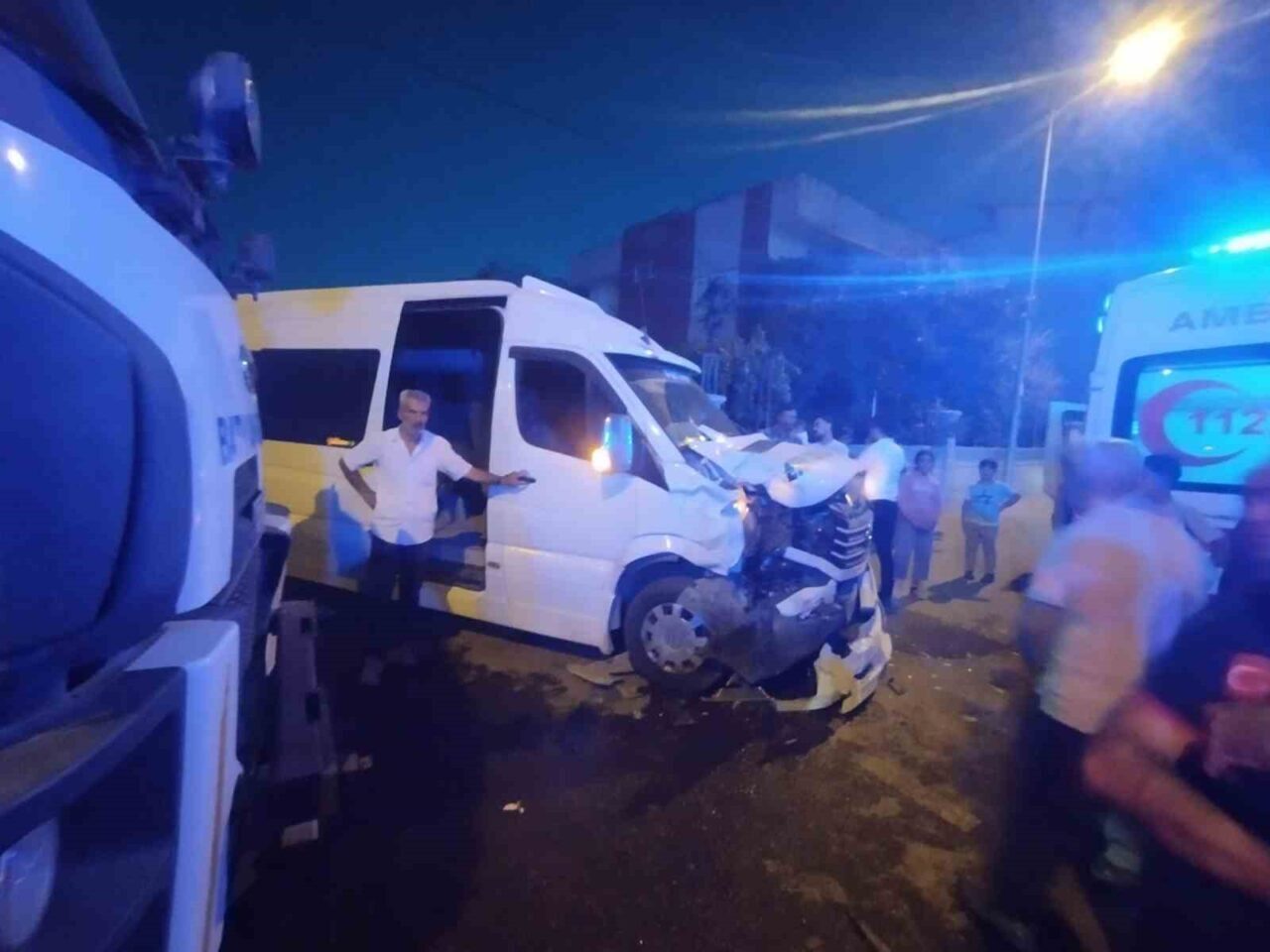 Batman'da Petrolkent Mahallesi'nde iki ticari aracın çarpışması sonucu 2 kişi