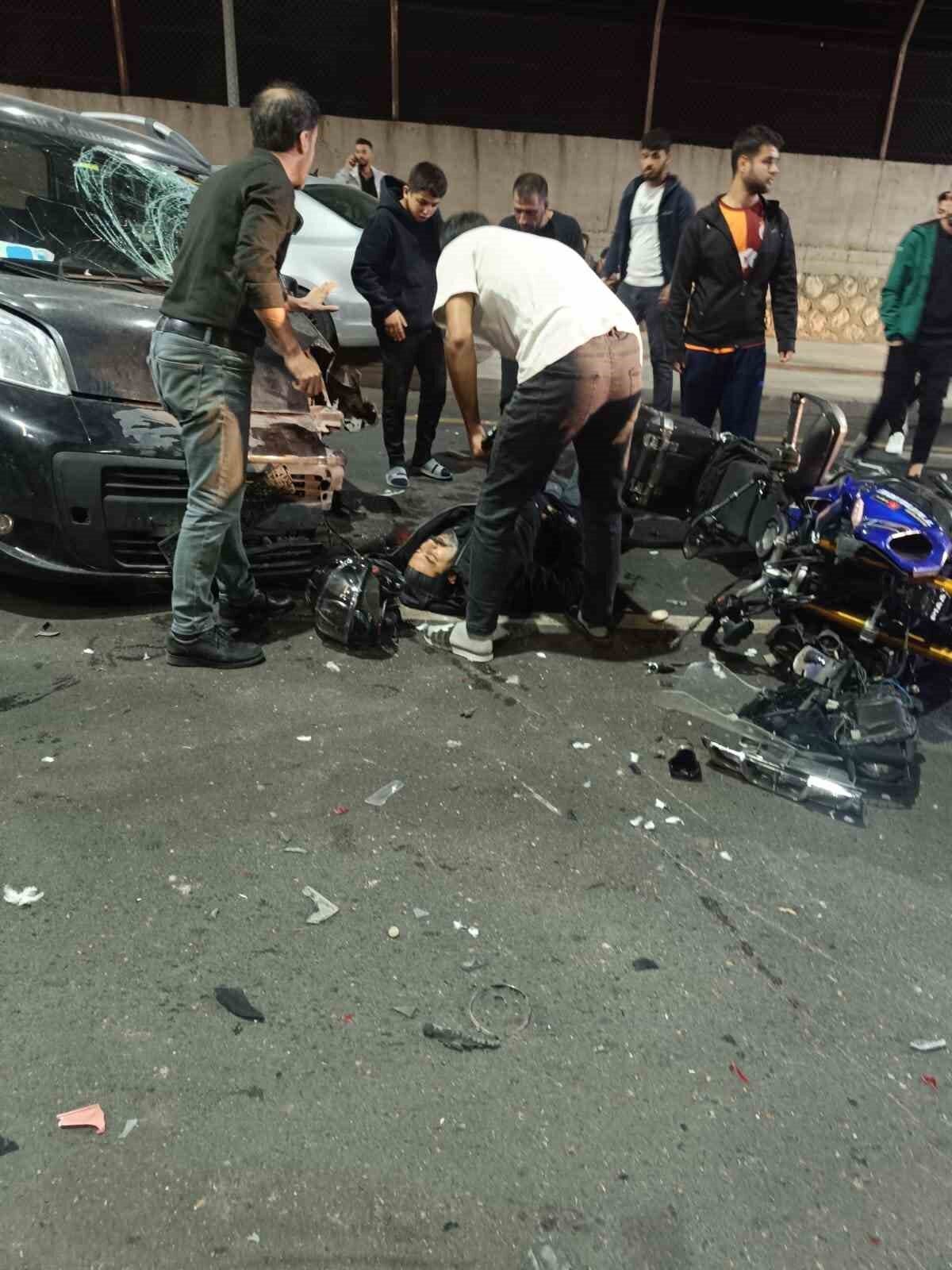 Batman'da hafif ticari araç, motosiklet ve elektrikli bisikletin karıştığı kazada