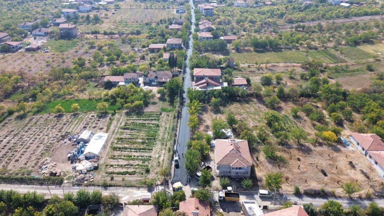 Malatya'nın Battalgazi ilçesinde kış öncesi yol güvenliği için sıcak asfalt