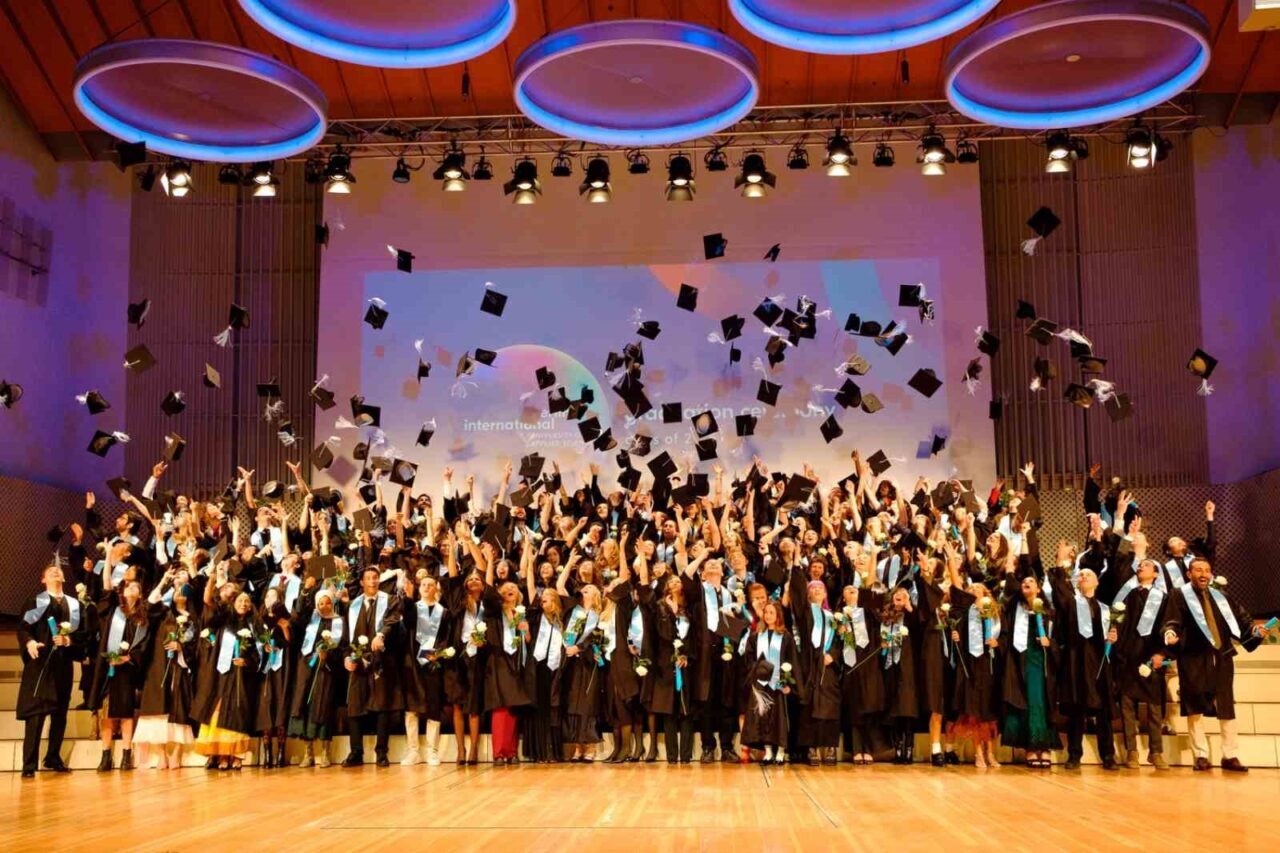Berlin International Uygulamalı Bilimler Üniversitesi 2025 mezuniyet töreninde 177 öğrenci