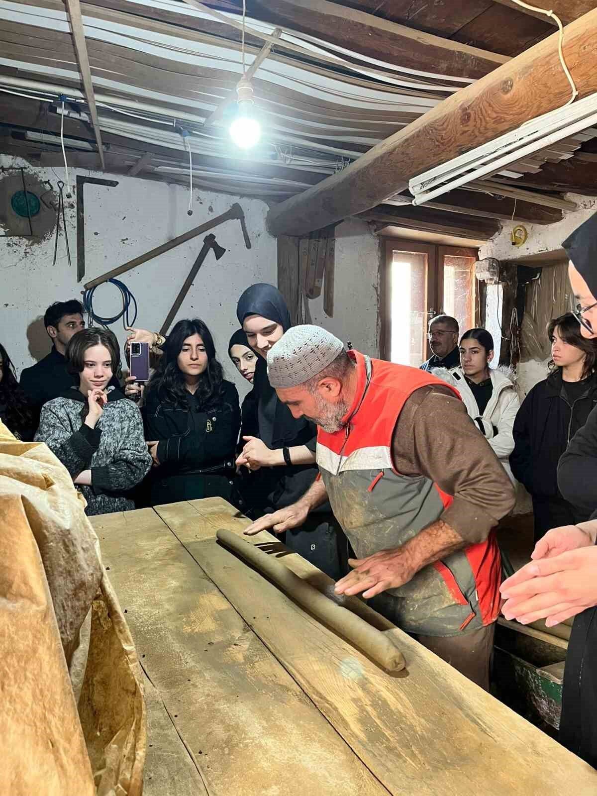 Bayburt Güzel Sanatlar Lisesi'nin 11 ve 12. sınıf öğrencileri, 3