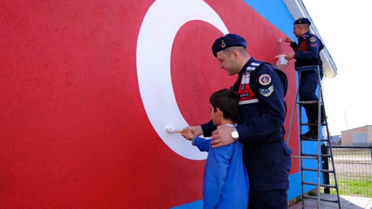 Bayburt'un Uğrak köyünde, 29 Ekim Cumhuriyet Bayramı'nda ilkokulun duvarına dev