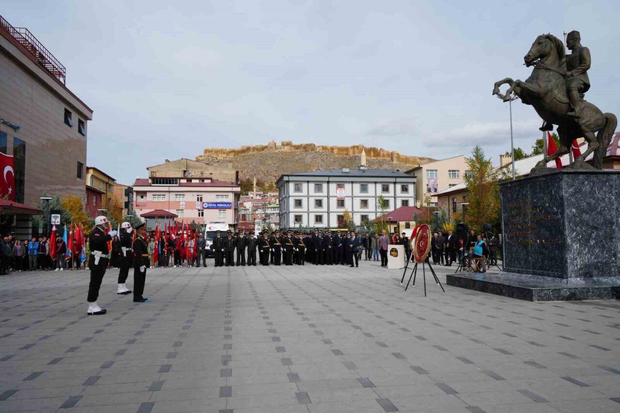 Bayburt'ta 29 Ekim Cumhuriyet Bayramı, Atatürk Anıtı'na çelenk sunumu ile