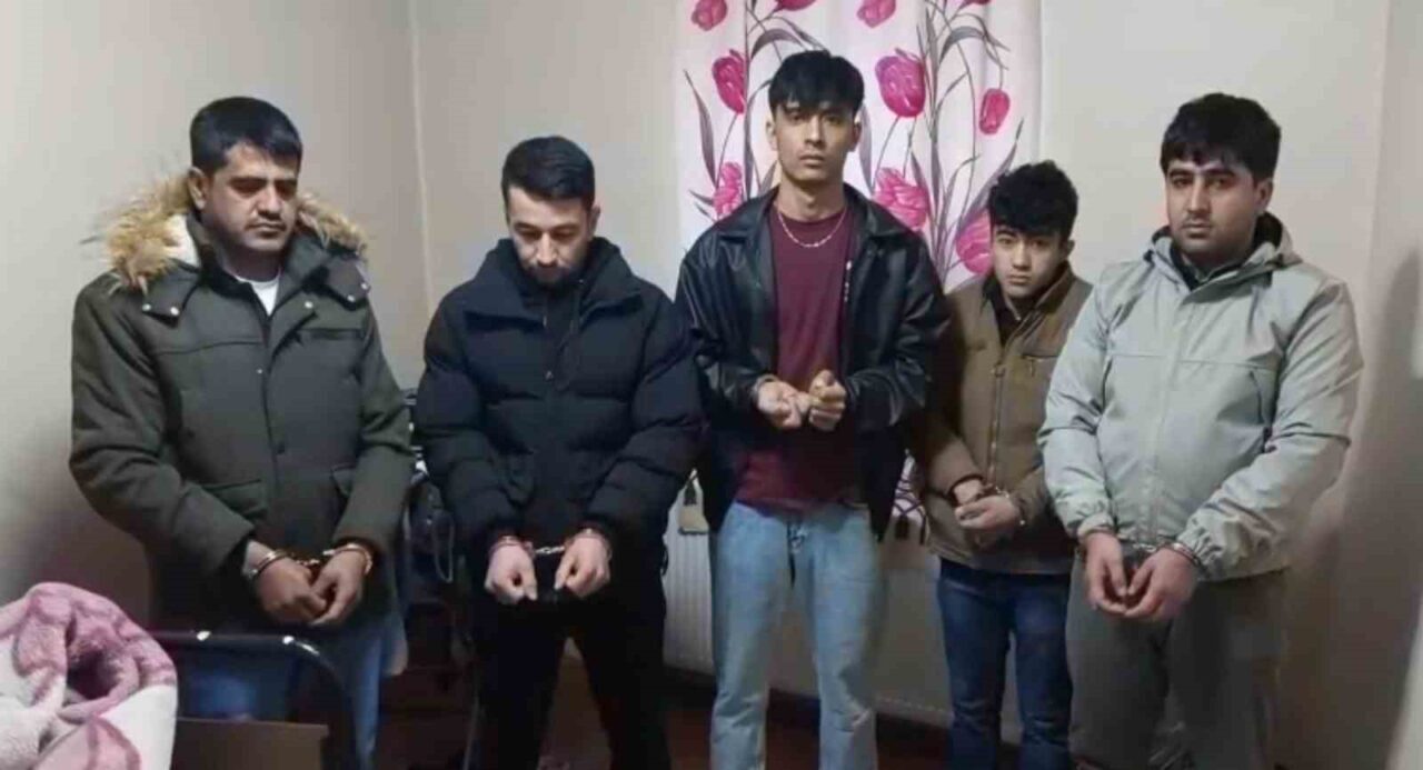 Bayburt'ta, Göçmen Kaçakçılığıyla Mücadele ekipleri yasa dışı geçiş yapan 5