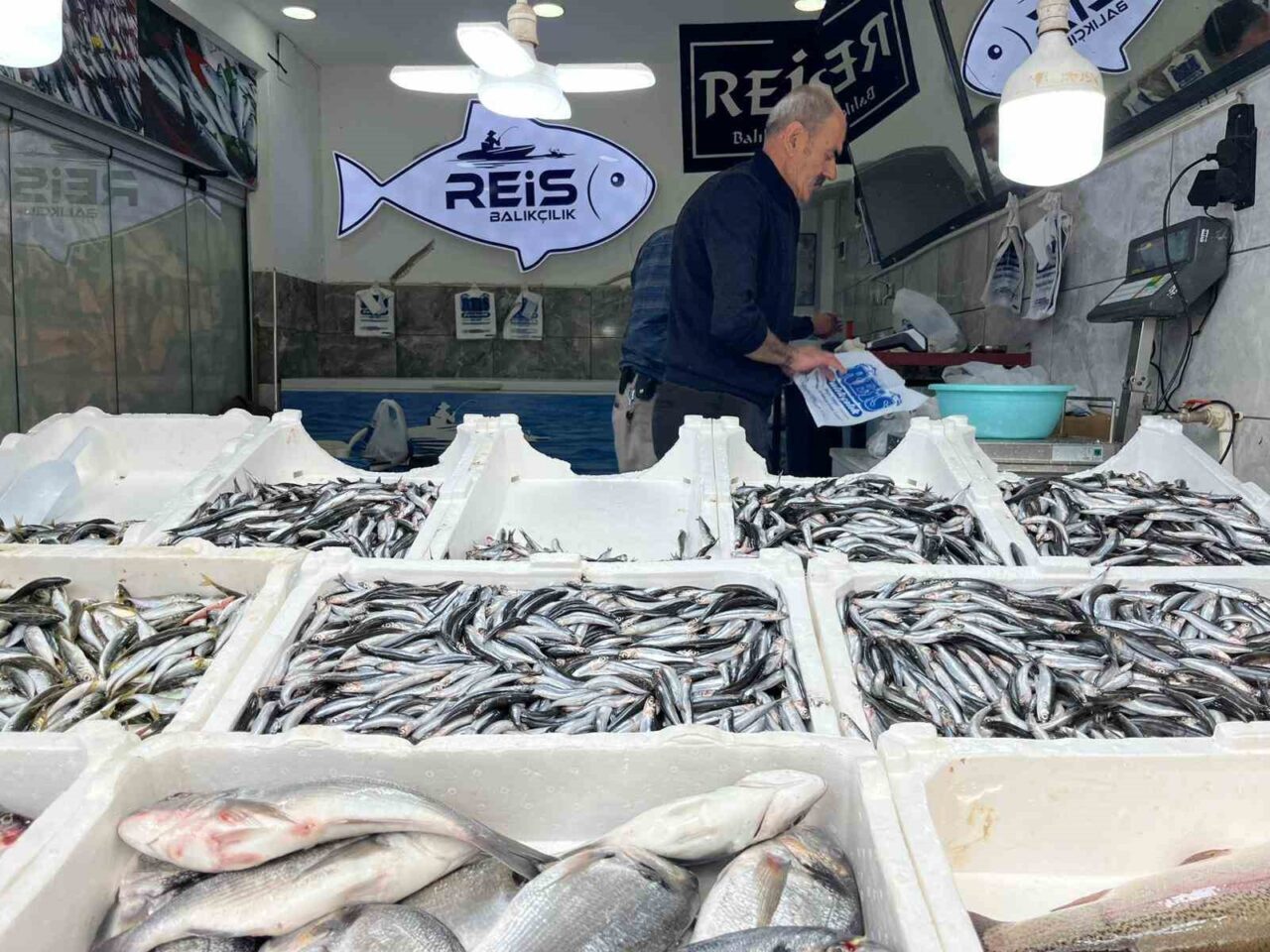 Bayburt'ta hava soğumaya başlamasıyla balık tezgahları canlandı. Hamsi ve istavrit
