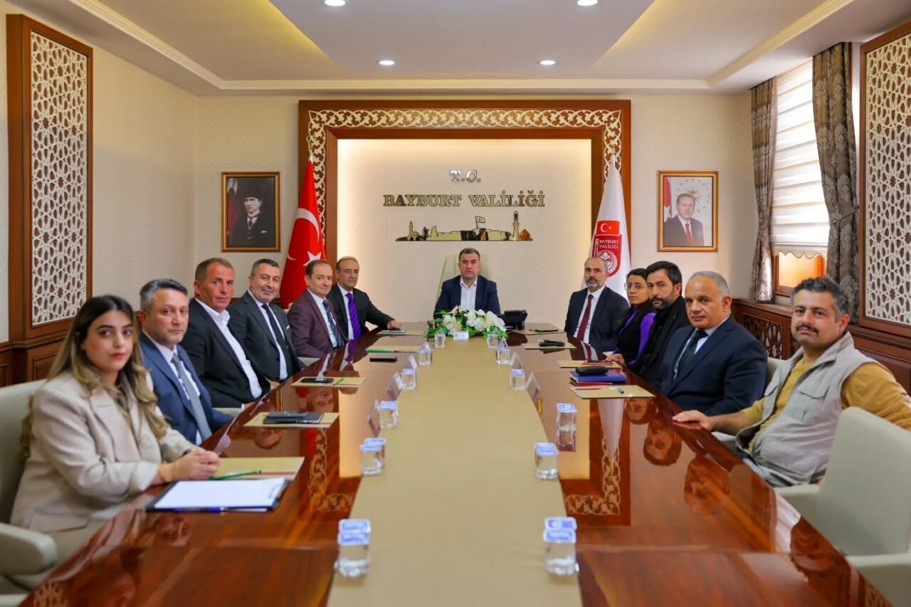 Bayburt Valisi Mustafa Eldivan liderliğinde yapılan toplantıda, dikensiz kuşburnu üretiminin