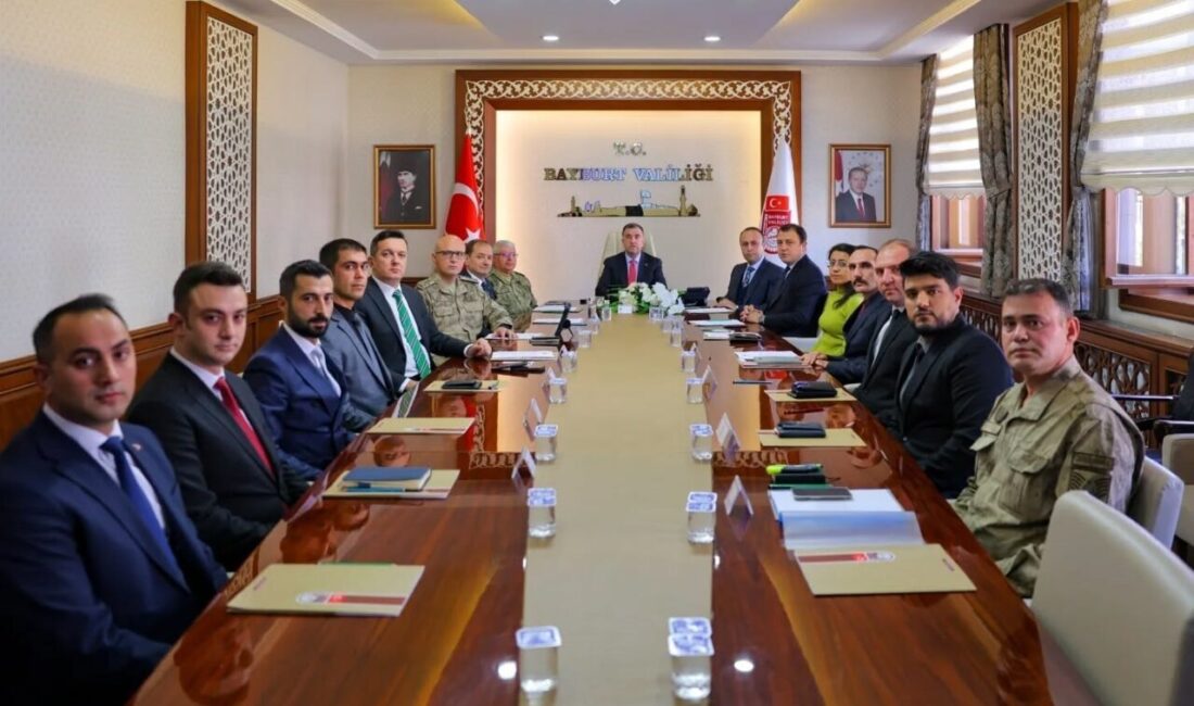 Bayburt Valisi Mustafa Eldivan'ın başkanlık ettiği toplantıda, emniyet ve jandarma
