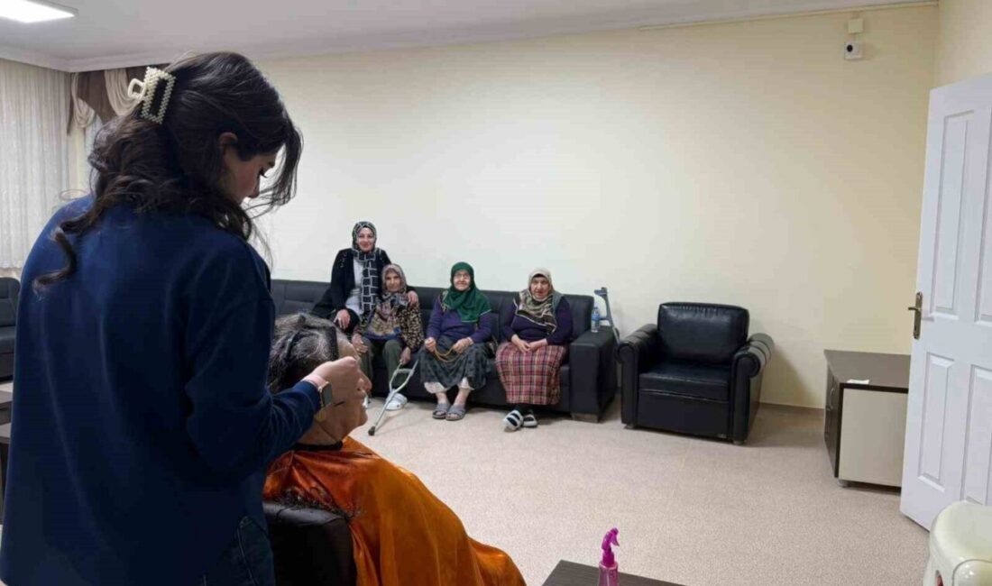 Bayburt Huzurevi’nde Gönüllü Kuaför, Yaşlılara Özel Bakım Uyguladı Bayburt'taki Memnune Evsen Huzurevi'nde, gönüllü kuaför Seher Gülhan, sakinlerin kişisel