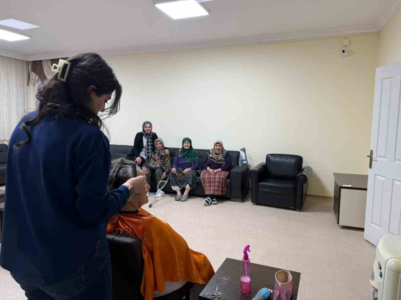 Bayburt'taki Memnune Evsen Huzurevi'nde, gönüllü kuaför Seher Gülhan, sakinlerin kişisel