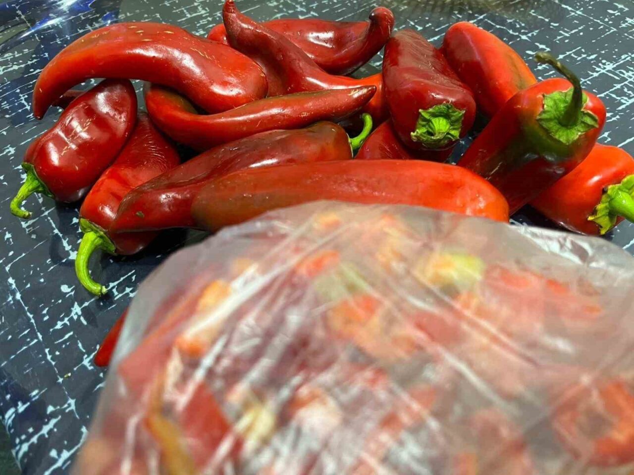 Bayburt'ta kadınlar, kış hazırlıklarını geleneksel yöntemlerle sürdürüyor. Pazardan seçilen biberler,