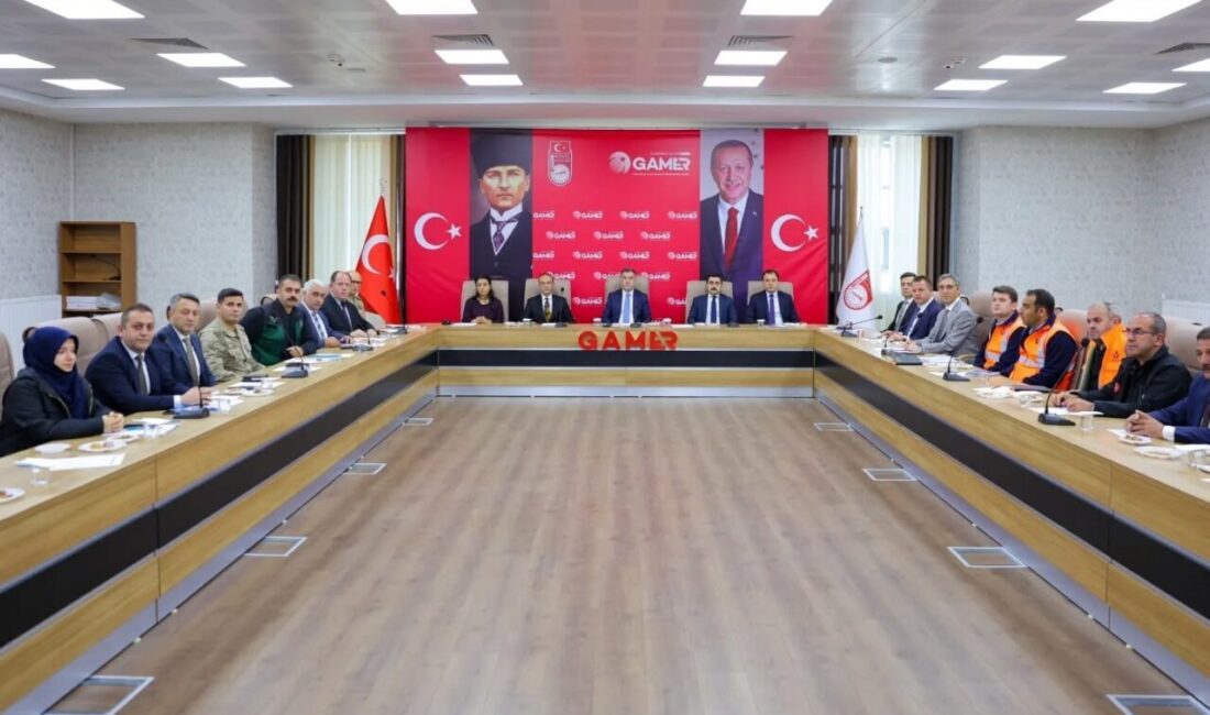 Bayburt’ta Kış Tedbirleri Toplantısı: Vali Eldivan Koordinasyonun Önemine Vurgu Yaptı Bayburt'ta Vali Mustafa Eldivan, Kış Tedbirleri Toplantısı'nı düzenleyerek, yaklaşan kış