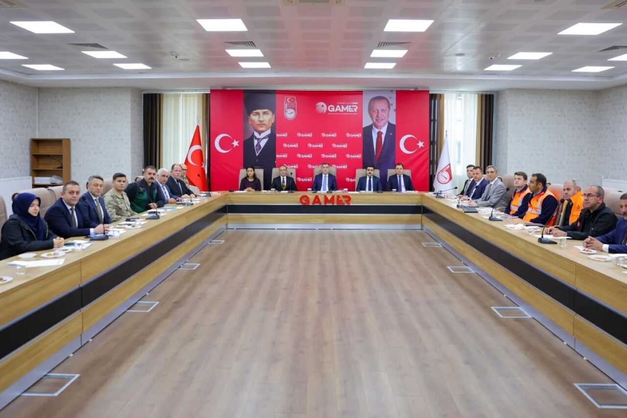 Bayburt'ta Vali Mustafa Eldivan başkanlığında düzenlenen Kış Tedbirleri Toplantısı'nda, yaklaşan