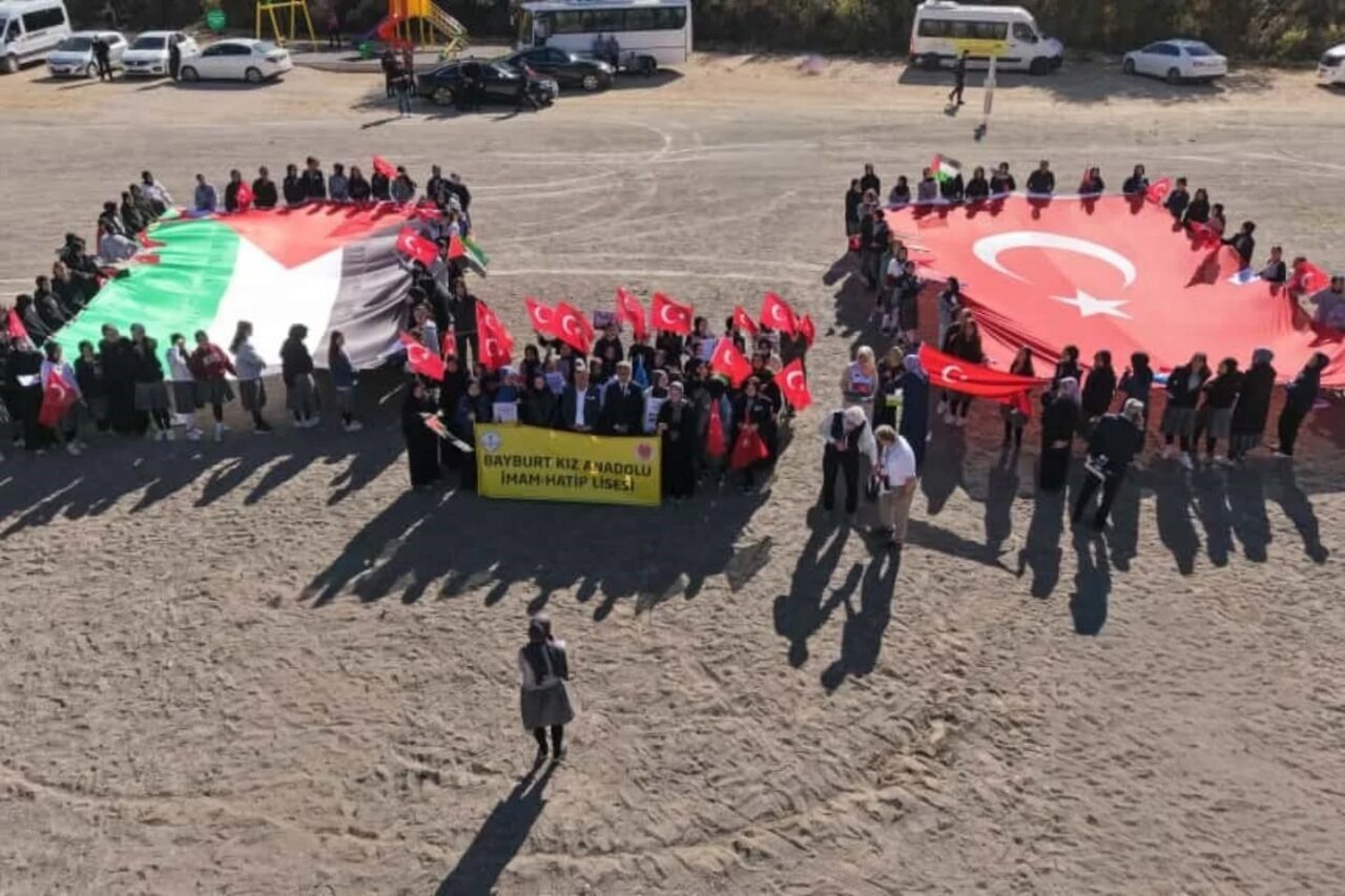 Bayburt Anadolu Kız İmam Hatip Lisesi öğrencileri, Filistin'e destek vermek
