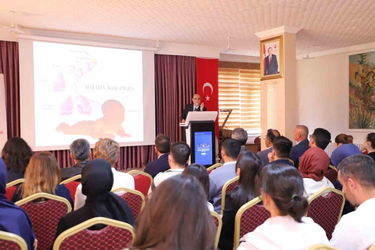 Bayburt Öğretmen Akademisi’nde özel eğitim öğretmenlerine yönelik gerçekleştirilen seminerde, Prof.