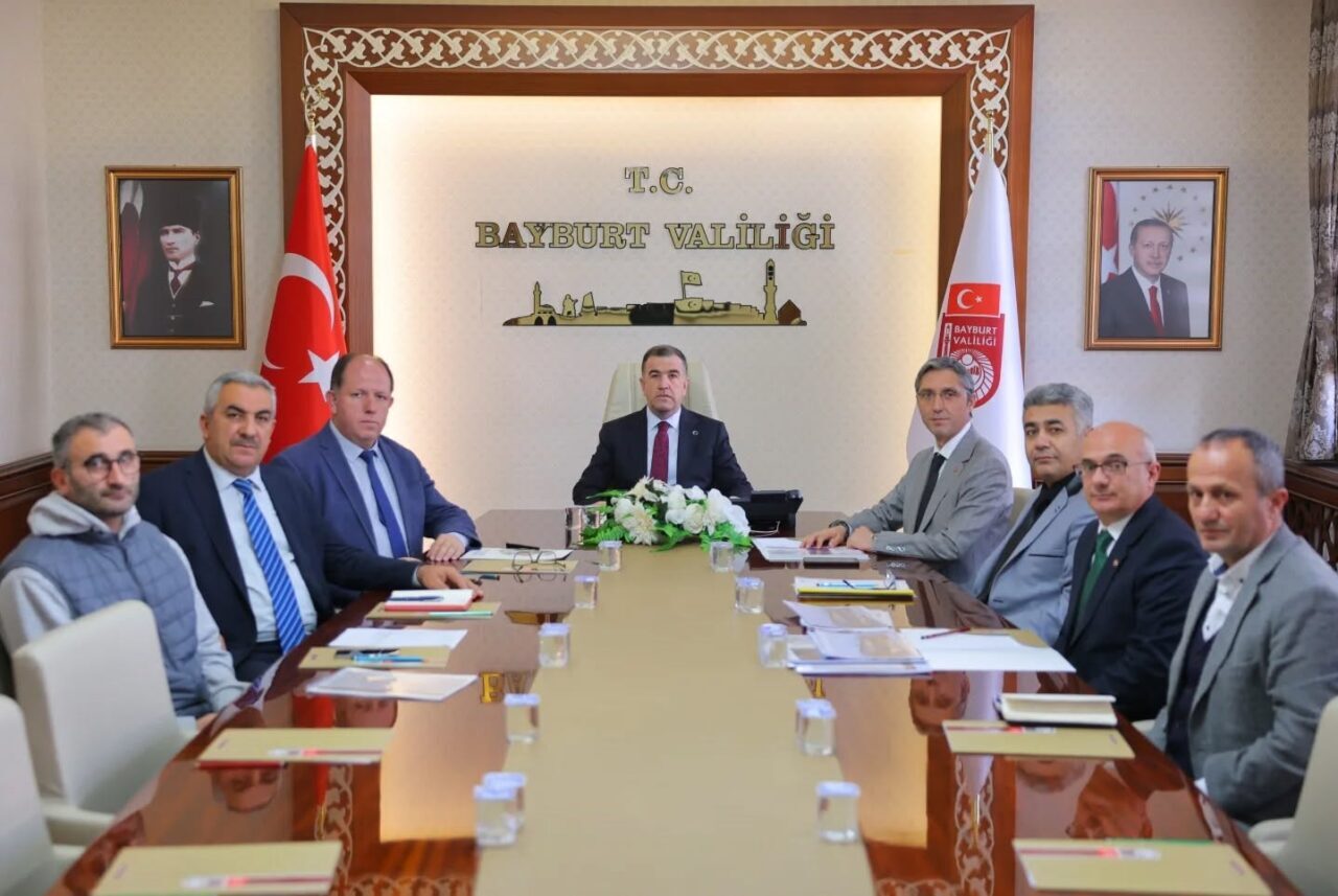 Bayburt'ta Vali Mustafa Eldivan, eğitim yatırımları ile ilgili bir toplantı