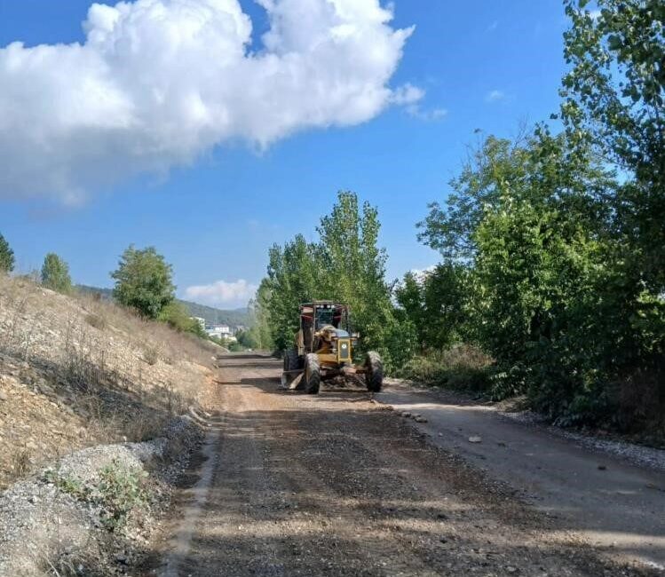 Bayırköy Beldesi’nde Arazi Yollarında Yapılan İyileştirme Çalışmalarıyla Ulaşım Konforu Yükseltildi Bilecik'in Bayırköy beldesinde, Belediye ekipleri arazi yollarını iyileştirerek ulaşımı kolaylaştırdı.