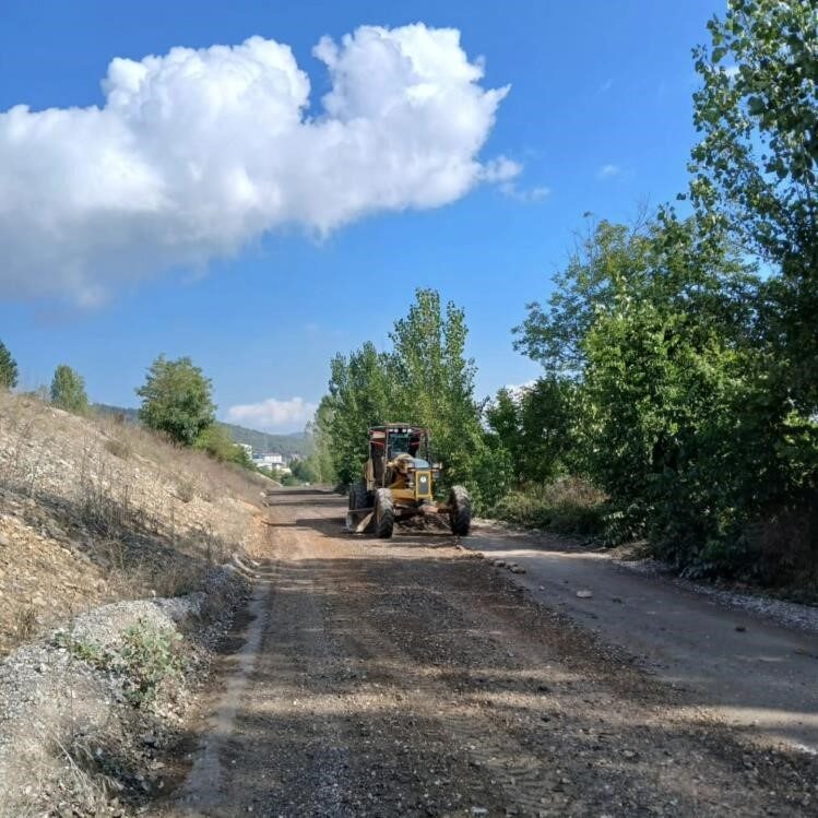 Bilecik’in Bayırköy beldesinde, yol bakım çalışmalarıyla ulaşım kolaylaştırıldı. Bayırköy Belediyesi,