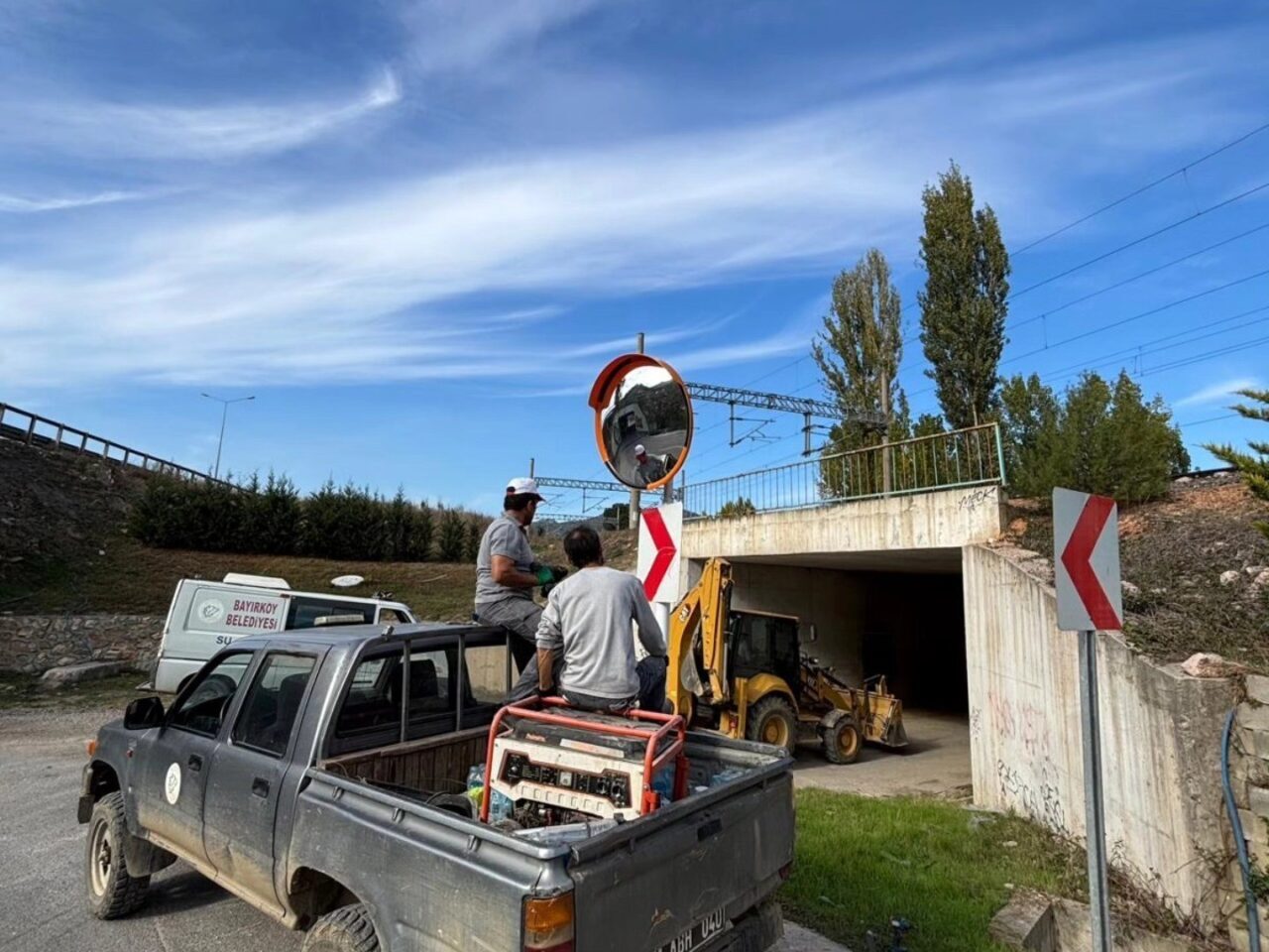 Bilecik’in Bayırköy beldesinde, trafikte güvenliği artırmak amacıyla riskli noktalara güvenlik