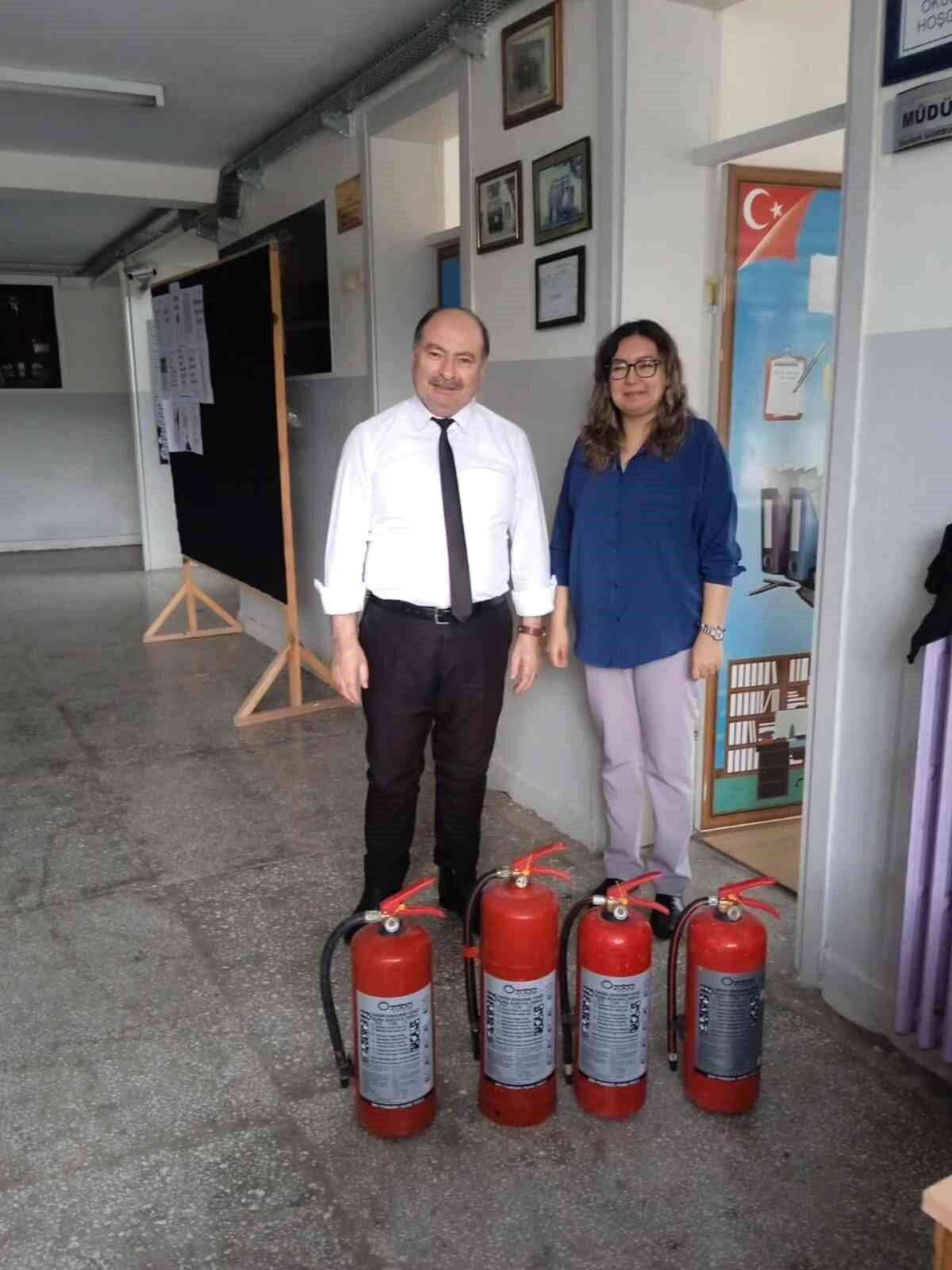 Bayırköy Belediyesi, kamu binalarındaki yangın söndürme tüplerinin bakımını yaparak eksik