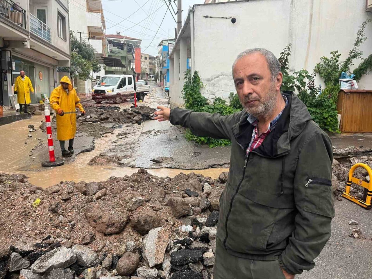 İzmir’in Bayraklı ilçesinde etkili sağanak yağış, su taşkınlarına yol açtı