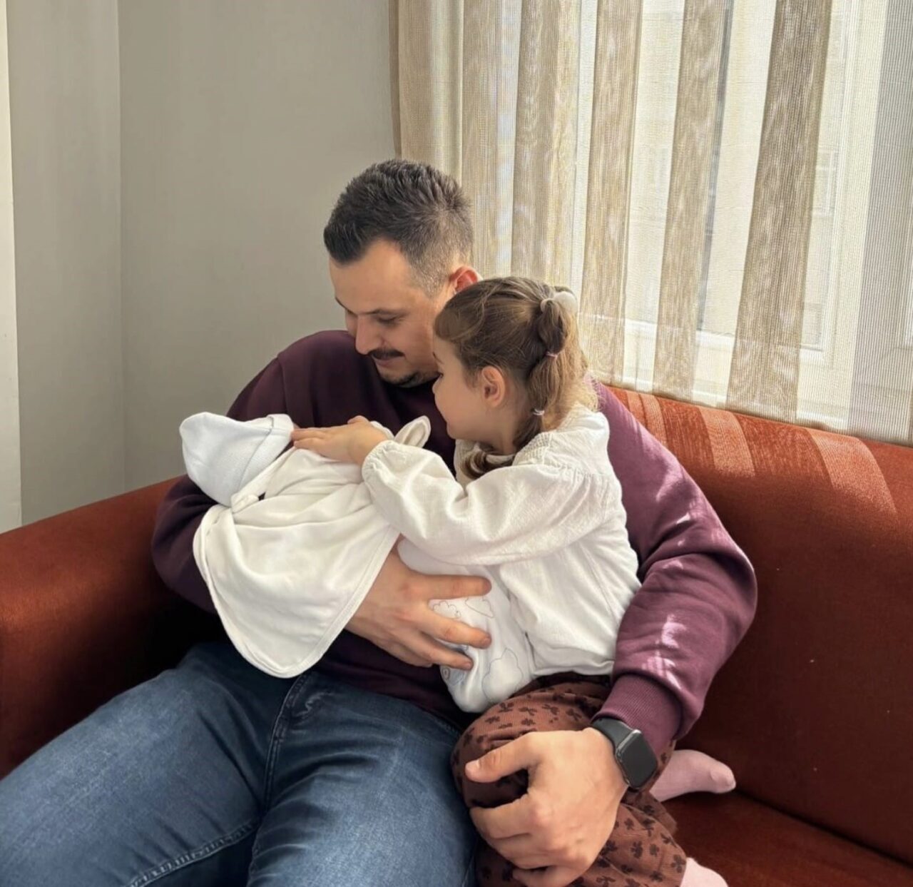 Zonguldak'ın Ereğli ilçesinde, Emniyet Müdürlüğü'nde görevli komiser Mehmet Özkeçin ve