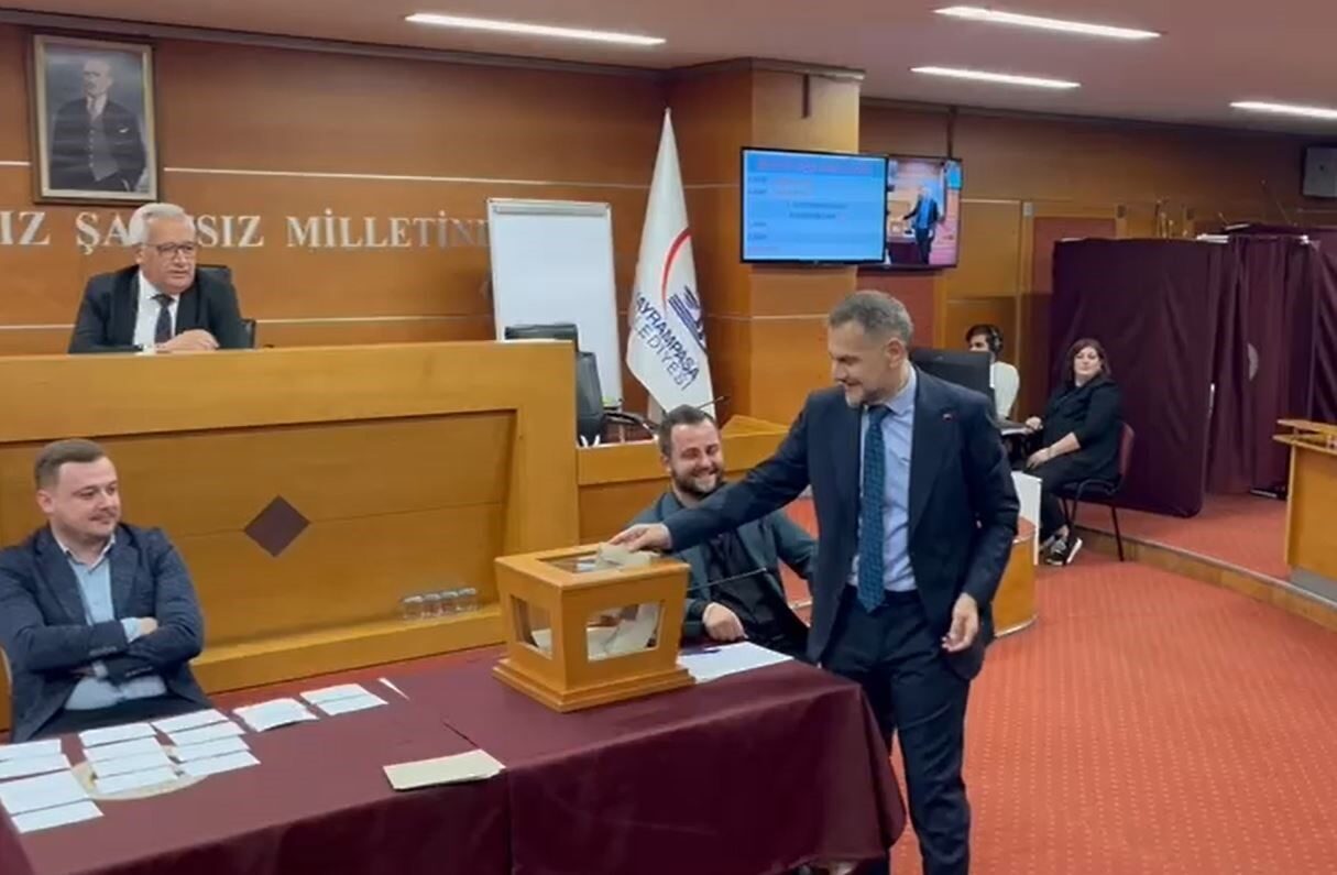 Bayrampaşa Belediye Meclisi, yolsuzluk iddialarıyla tutuklanan Hasan Mutlu'nun yerine başkanvekili