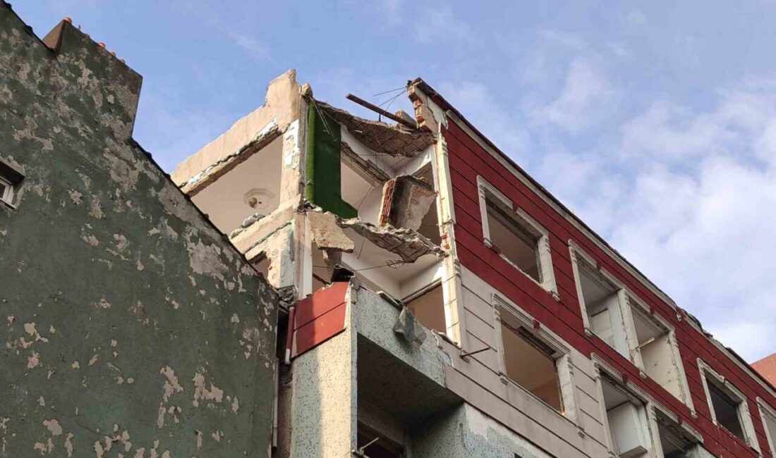 Bayrampaşa'da bir yıl önce boşaltılan 5 katlı bir binanın balkonları,