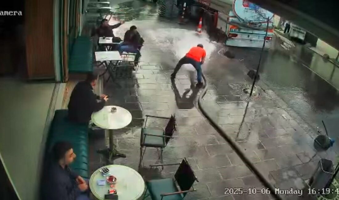 İstanbul Bayrampaşa'da bir kafe işletmecisi, iş yerinin önünü tazyikli su