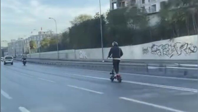 Bayrampaşa'da, yasak olmasına rağmen O-3 yoluna çıkan elektrikli scooter sürücüsü