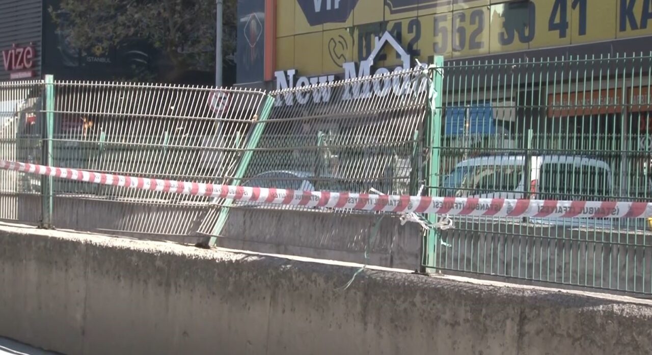 Bayrampaşa'da geri manevra yapan bir kamyon, tramvay hattındaki demir korkuluklara