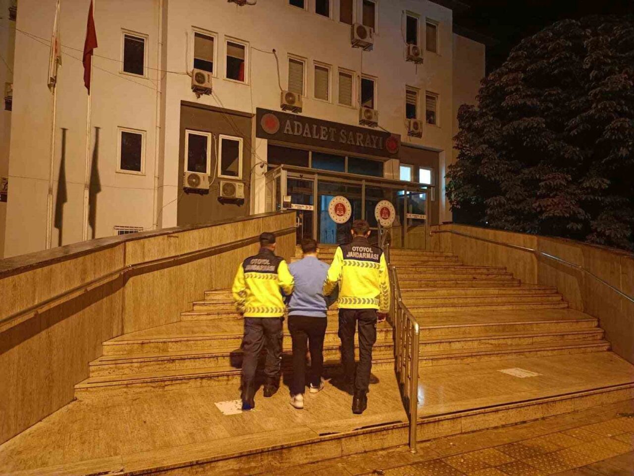 Kocaeli’de, içerisinde bebek ve çocuk bulunan araca tehlikeli şekilde sıkıştırarak