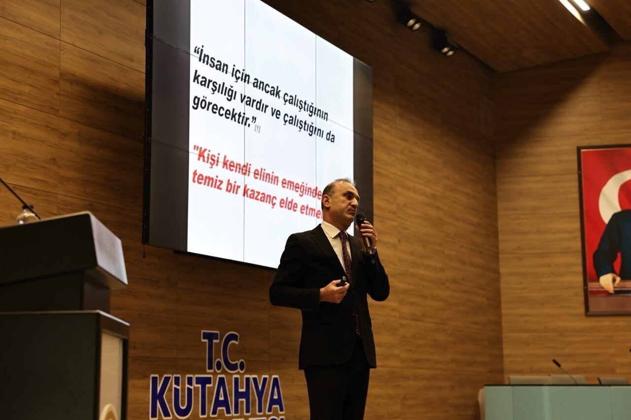 Kütahya Belediyesi, personeline "İş ahlakı" eğitimi düzenledi. Kütahya İl Müftülüğü