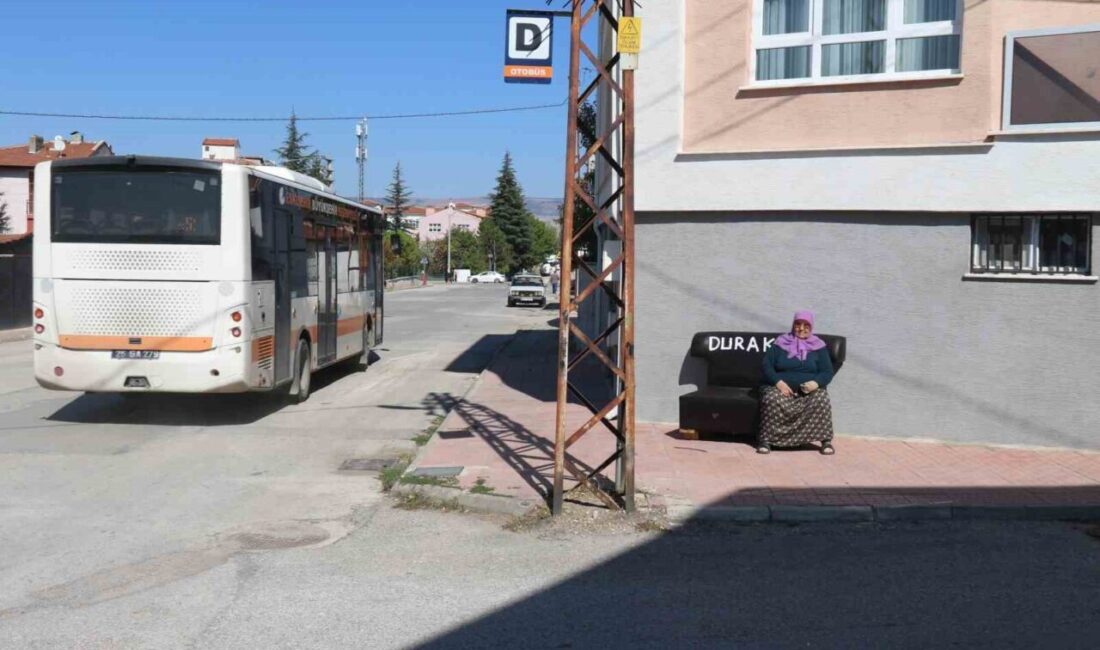 Eskişehir'de, Yeşiltepe Mahallesi'ndeki otobüs durakları için vatandaşlar evlerinden koltuk getirerek